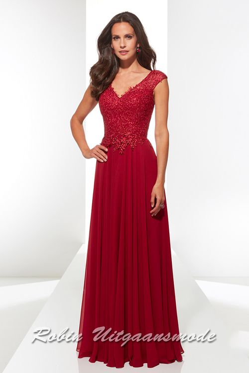 Donkerrode avondjurk met kanten lijfje, V-hals, brede schouderbanden en een chiffon rok.