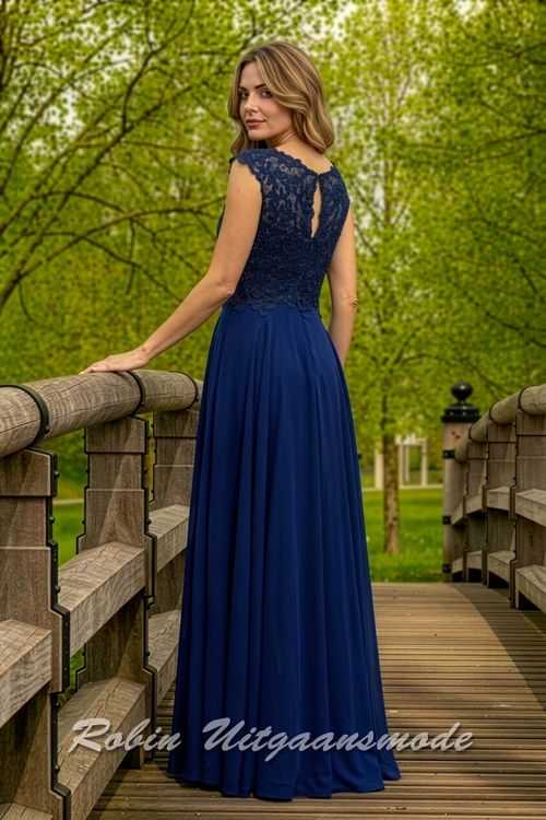 Achterkant van de Hooggesloten avondjurk met kanten lijfje, versierd met kraaltjes, brede schouderbanden en lange chiffon rok