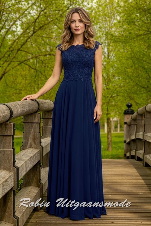 Hooggesloten avondjurk met kanten lijfje, versierd met kraaltjes, brede schouderbanden en lange chiffon rok