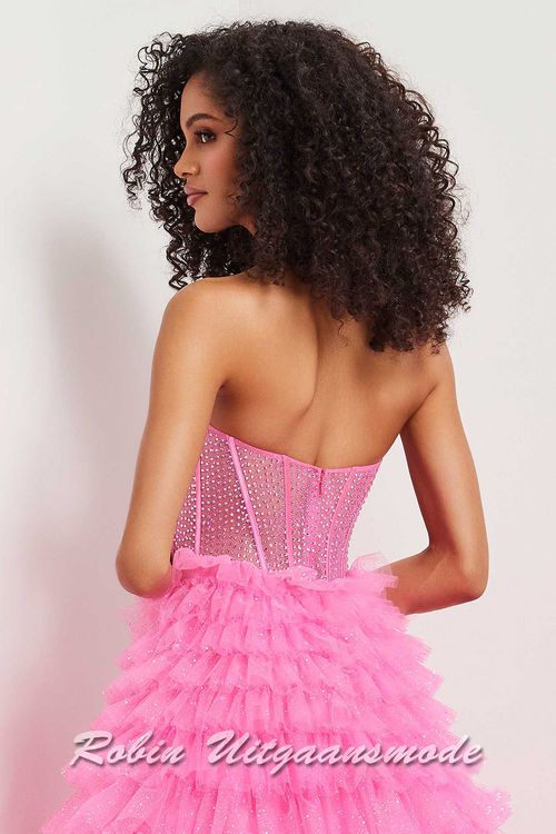 Achterkant van de roze Galajurk met strapless glitter top en tule laagjes rok