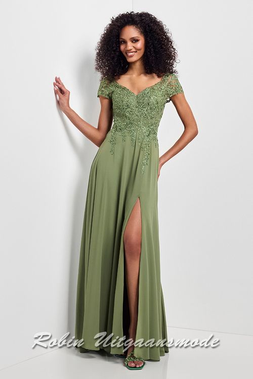 Groene avondjurk met heartshape top, volledig bedekt met kant, semi transparante kapmouwtjes en een lange chiffon rok met split