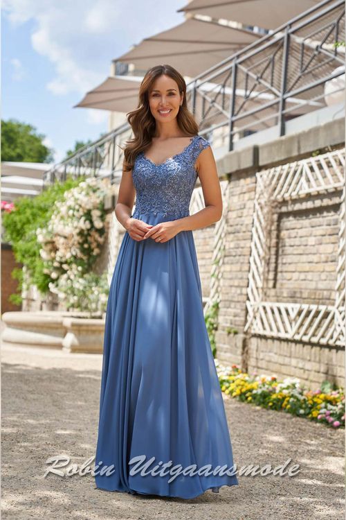 Rookblauwe Avondjurk met V-hals, een kanten lijfje versierd met kralen, brede schouderbanden en lange chiffon rok