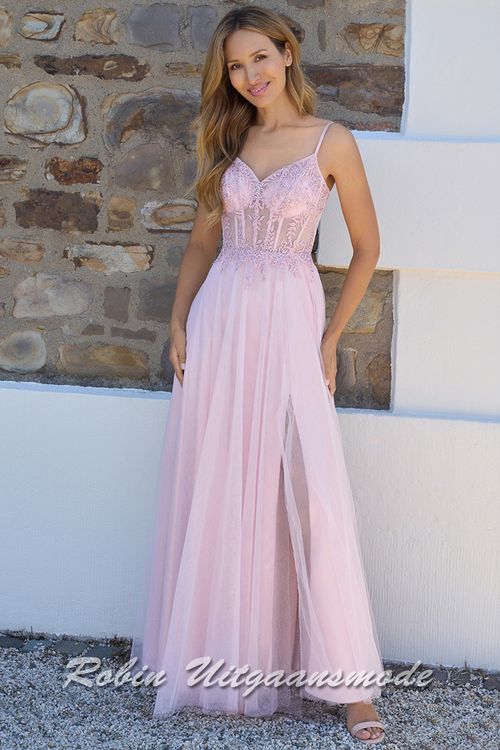 Roze galajurk met kanten korset top, een semi-transparante taille en lange rok bedekt met glitter tule