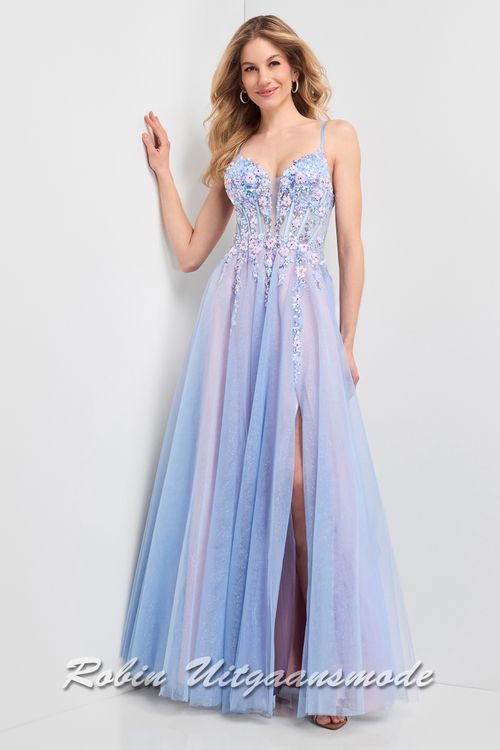 Zomerse blauw-roze galajurk met korset lijfje versierd met bloemen, illusie diep uitgesneden halslijn en lange rok met tule toplaag en hoge split