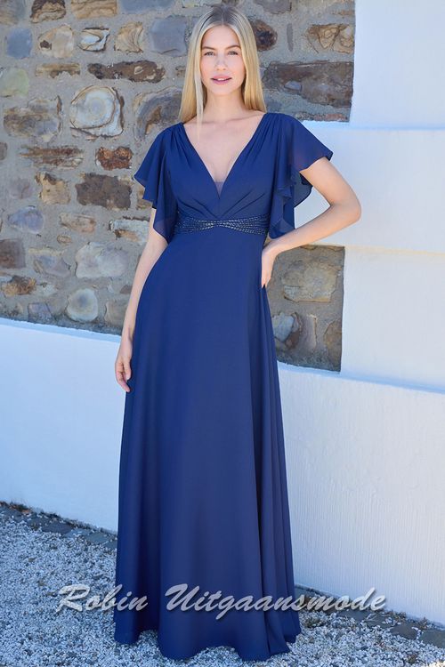 Navy blauwe avondjurk met geplooide kapmouwtje, een diepe V-hals, met kralen versierde taille en lange rechte rok