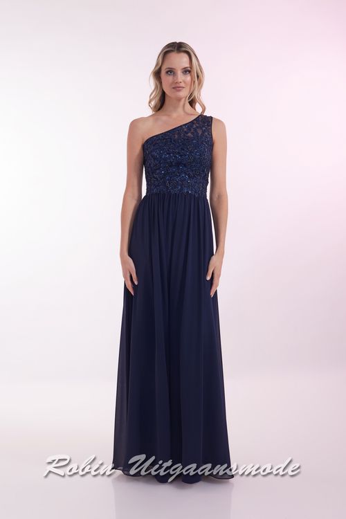 Navyblauwe One-shoulder avondjurk met kralen versierd kanten lijfje en lange chiffon rok