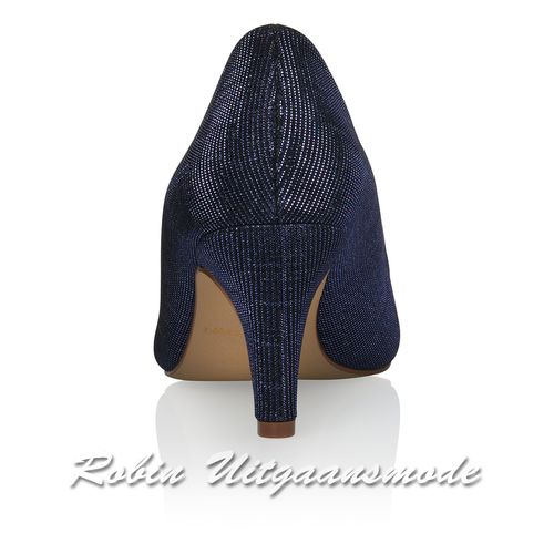 Achterkant van de Navyblauwe Metallic glamour pump met comfortabele hak