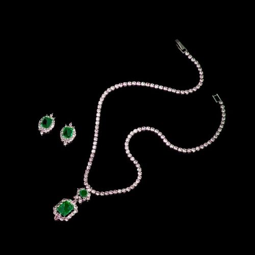 Glamour sieradenset met smaragdgroene zirkonia hangers