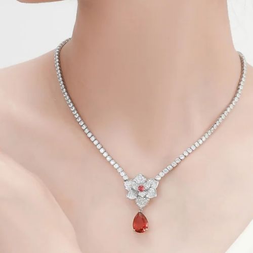 Vintage style ketting en oorbellen met roze kristallen, gedragen door een model