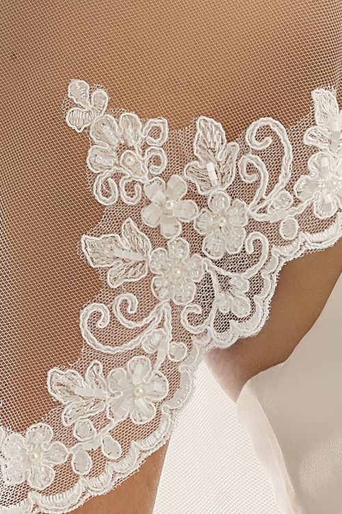 Detail van de rand van de Lange tweelaags sluier met rand van kant en glaspareltjes