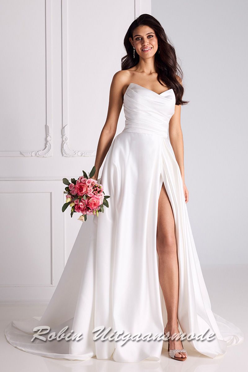 Strapless bruidsjurk met schuin geplooid lijfje, een A-lijn rok met split op het linkerbeen en sleep achter