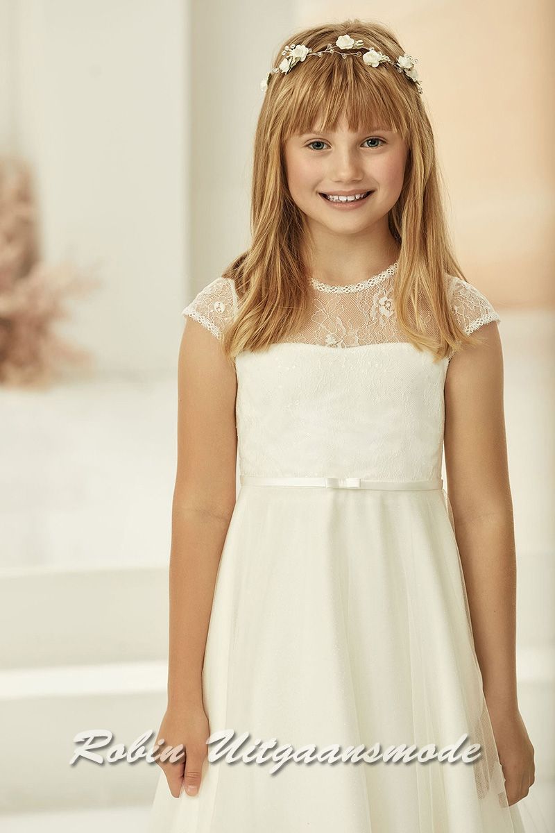 Detail van de Lange bruidsmeisjes jurk met hooggesloten kanten top en met tule bedekte rok.