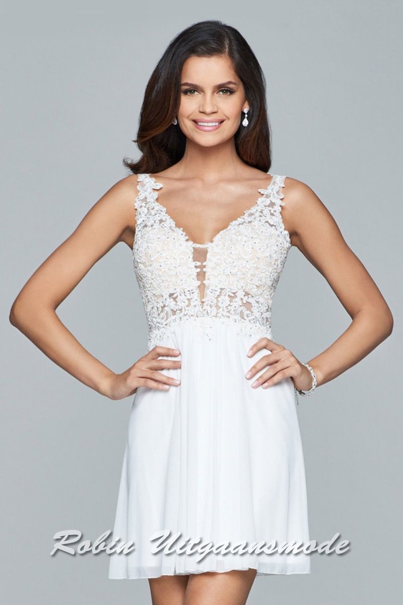 Romantisch wit cocktailjurkje met kanten applicaties over het bovenlijfje en schouderbanden, met een chiffon rok.