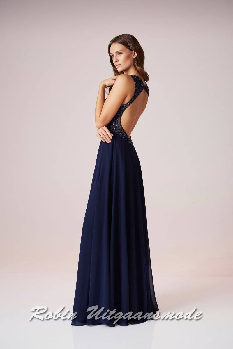 Lange avondjurk met chiffon rok en een hooggesloten halslijn, het lijfje versierd met gekleurde kraaltjes en heeft een open rug