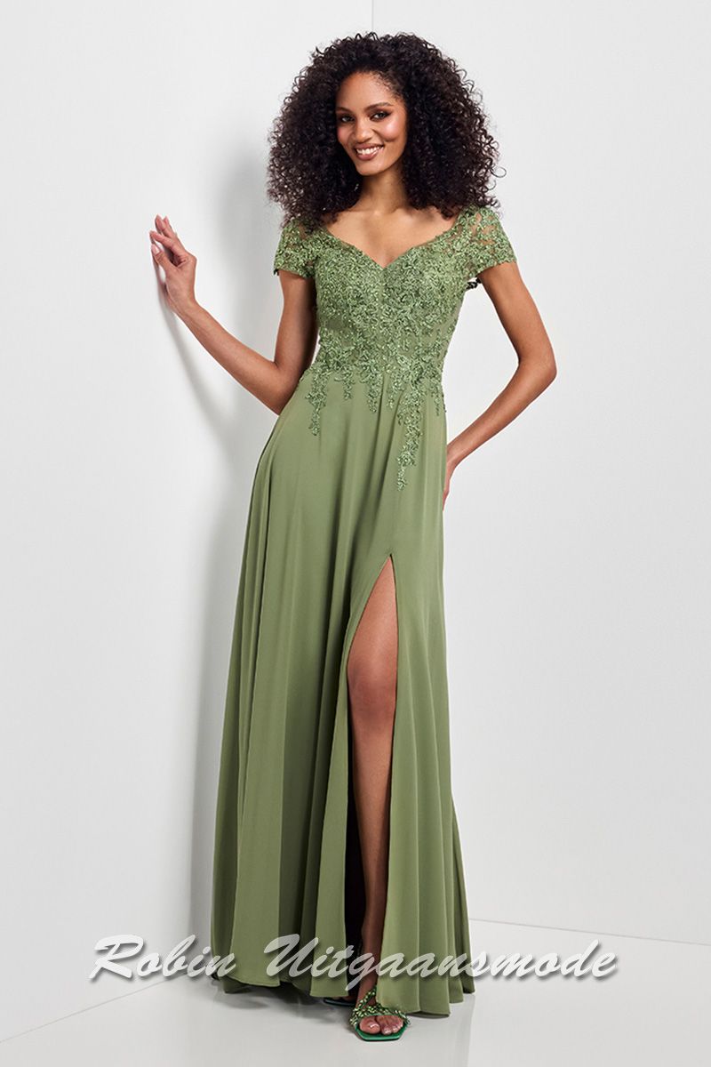 Groene avondjurk met heartshape top, volledig bedekt met kant, semi transparante kapmouwtjes en een lange chiffon rok met split