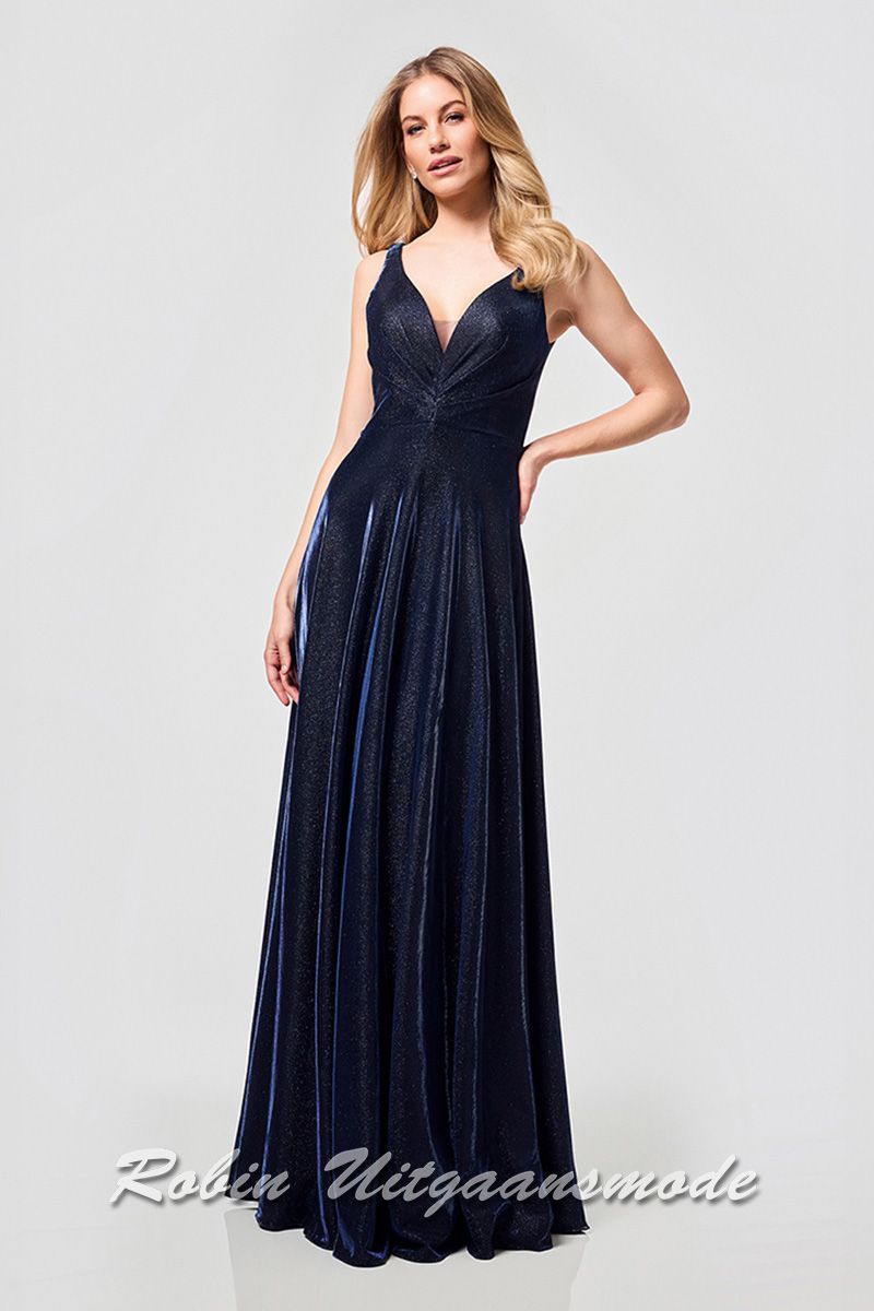 Navy blauwe glitter avondjurk met V-hals, brede schouderbanden en licht geplooide rok tot op de grond