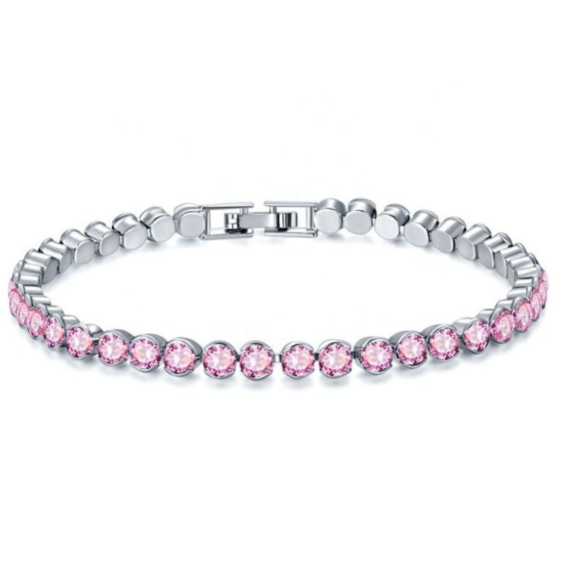Een fonkelende armband met glansrijke roze ronde zirkonia-kristallen op een zilverkleurige afwerking.