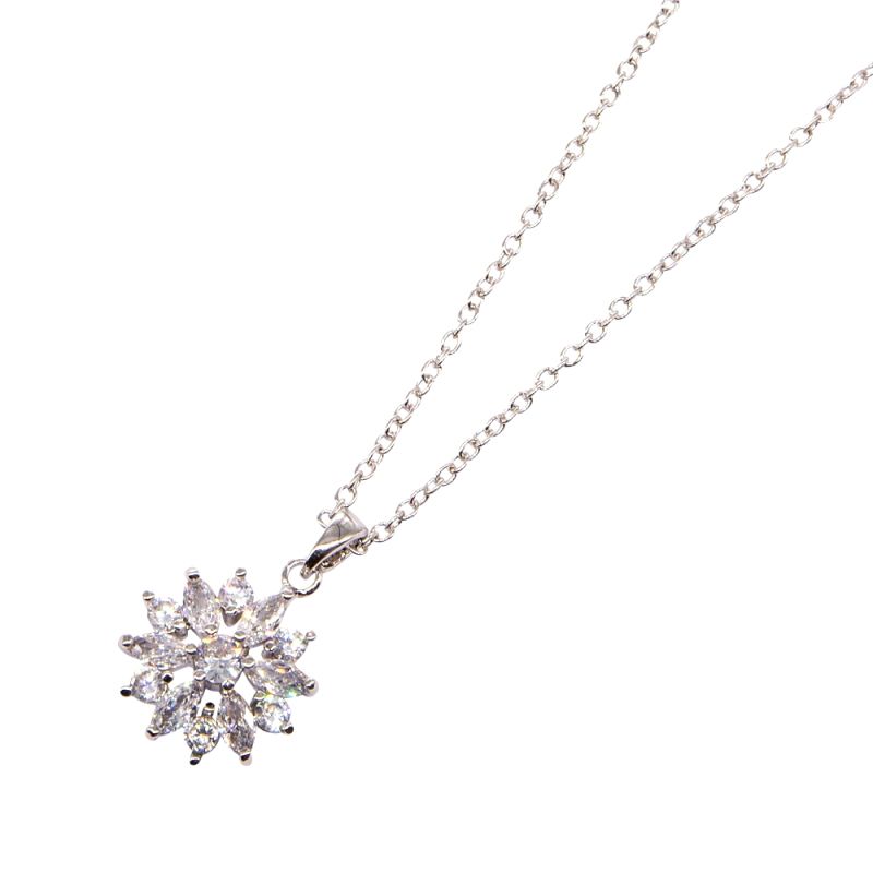 Halsketting met bloemvormig cubic zirkonia hanger