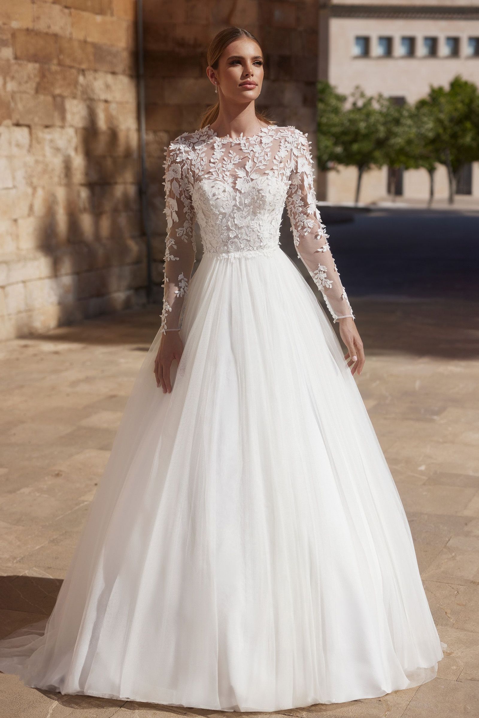 A-lijn trouwjurk met fleurig kant bedekte lijfje en mouwen